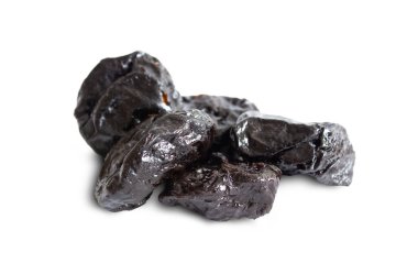 Prune beyaz arka planda izole edilmiş. Kesme yolu. Kurumuş erik.