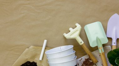 Bahçe aletleri, tencere ve toprak ve masa, üst manzara. Boşluğu kopyala.