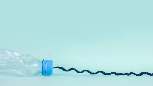 Conceito Poliéster Reciclado Uma Garrafa Plástico Transforma Fio — Fotografia de Stock