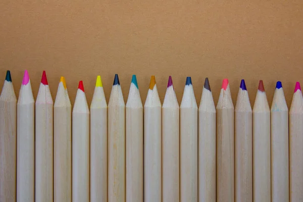 明るい茶色の背景に木製の鉛筆 学校に戻る コピースペース — ストック写真