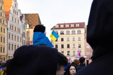 Wroclaw, Polonya - 24 Şubat 2024: Wroclaw 'daki mitingde Ukrayna bayrağı taşıyan küçük bir çocuk.
