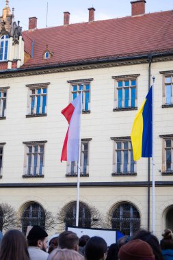 Wroclaw, Polonya - 24 Şubat 2024: Wroclaw 'da düzenlenen mitingde Ukrayna ve Polonya bayrakları.
