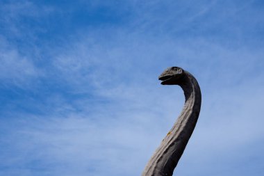 Krasiejw POLAND - Mayıs 12024: Mavi gökyüzüne karşı bir dinozor heykeli.