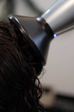 Özel aletler ve bakım kullanılarak yapılan yakın plan bir saç modeli.