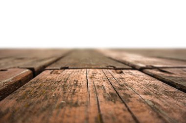 Parlak ışığın altında yıpranmış ahşap bir güverteye yakından bak..