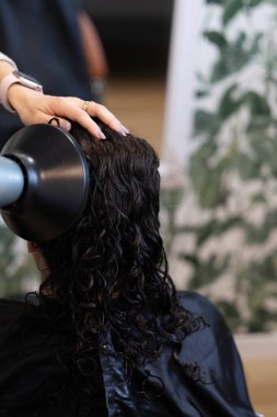 Müşteri, saç canlandırma ve bakımı için özel bir tedavi alır.