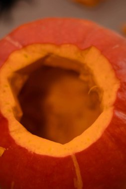 Cadılar Bayramı kutlamalarında balkabağı oymaya hazırlanıyor..