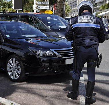 Belediye polisi kötü park yeri raporu hazırlıyor.