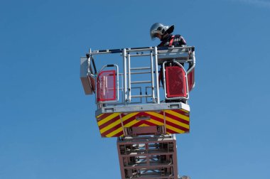 İtfaiye arabası büyük merdiven ve kaldırma platformu.