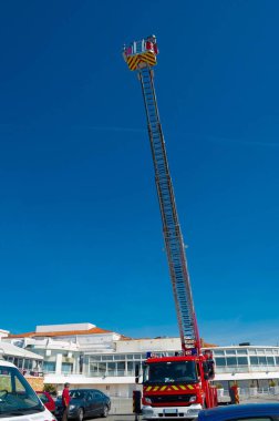 İtfaiye arabası büyük merdiven ve kaldırma platformu.