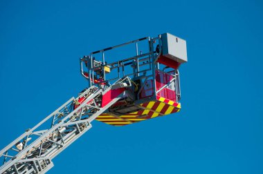 İtfaiye arabası büyük merdiven ve kaldırma platformu.