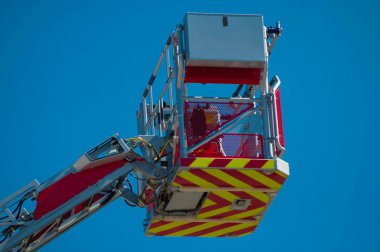 İtfaiye arabası büyük merdiven ve kaldırma platformu.