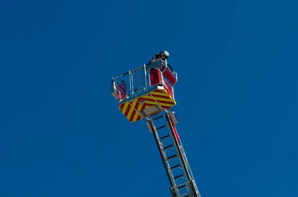 大きい梯子および持ち上がるプラットホームが付いている火エンジン — ストック写真