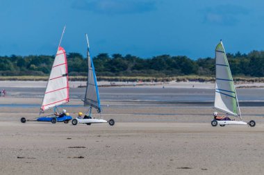 Brittany, Fransa 'da bir sahilde deniz çekildiğinde kum yatları.