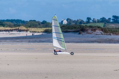 Brittany, Fransa 'da bir sahilde deniz çekildiğinde kum yatları.