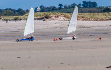Brittany, Fransa 'da bir sahilde deniz çekildiğinde kum yatları.
