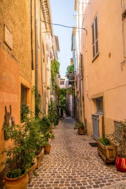 Biot, Alpes-Maritimes 'deki ortaçağ köyü, Fransız Rivierası, Fransa.