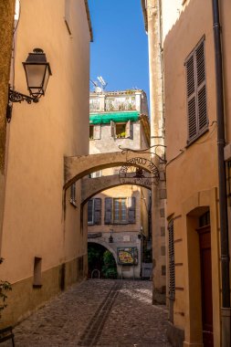 Biot, Alpes-Maritimes 'deki ortaçağ köyü, Fransız Rivierası, Fransa.