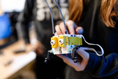 Kadın robot kullanıyor.