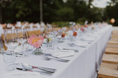 Bir düğünde ya da yemek servisinde sofra kurulur.