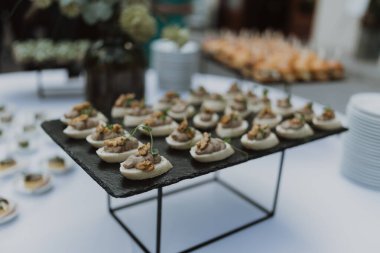 Restorandaki düğün masasında.