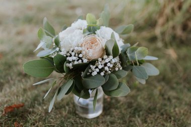 Çimlerde beyaz düğün çiçekleri