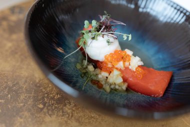 Kırmızı havyarlı somon bifteği, yakın görüş.