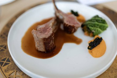 Restoranda kuzu pirzolası