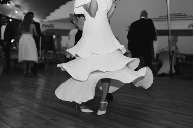 Ellerinde beyaz gelinliği olan güzel gelin