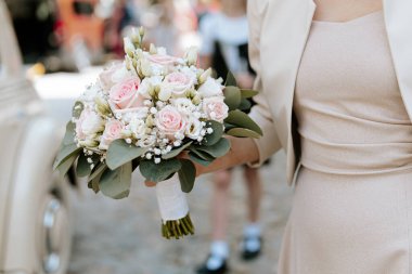 Elindeki gül buketi