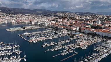 şehre panoramik manzara ve limandaki yatlar