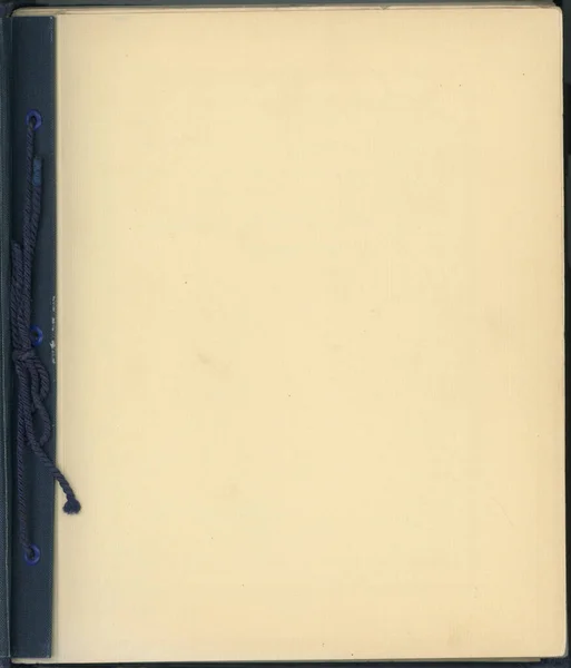 那是一本百年旧书的翻页 它是1929年起德国户口本的一部分 在户口本上有婚姻登记 旧的磨擦纸 这本书里的文件是用绳子绑在一起的 — 图库照片