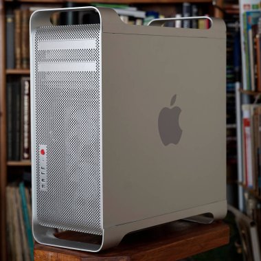 Itterbeck, Almanya - 6 Kasım 2022 Mac Pro 1. nesil kule bilgisayarı kitaplığın önünde duruyor