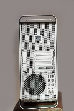 Itterbeck, Almanya - 11 Kasım 2022 Apple Mac Pro birinci nesil kule bilgisayarının arkası. Bu şarjörün durumu Power Mac G5 'e çok benziyor. 