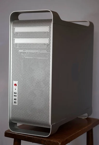 Itterbeck, Almanya - 11 Kasım 2022 Apple Mac Pro 'nun birinci nesil kule bilgisayarı. Bu şarjörün durumu Power Mac G5 'inkine çok benziyor. 