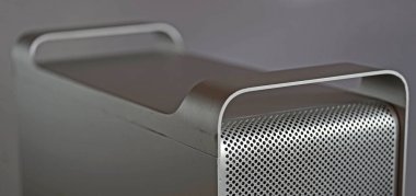 Antika bir Mac güç bilgisayarının kolları. Çok istikrarlı bir alüminyum konuttur..