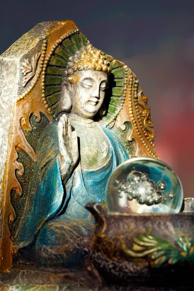 Medytacja Statuetki Buddy Kotłem Szklaną Kulą — Zdjęcie stockowe