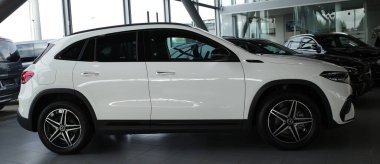 Wietmarschen, Almanya 25 Ekim 2022 Mercedes Benz 250 EQA bir sergi salonunda beyazlar içinde