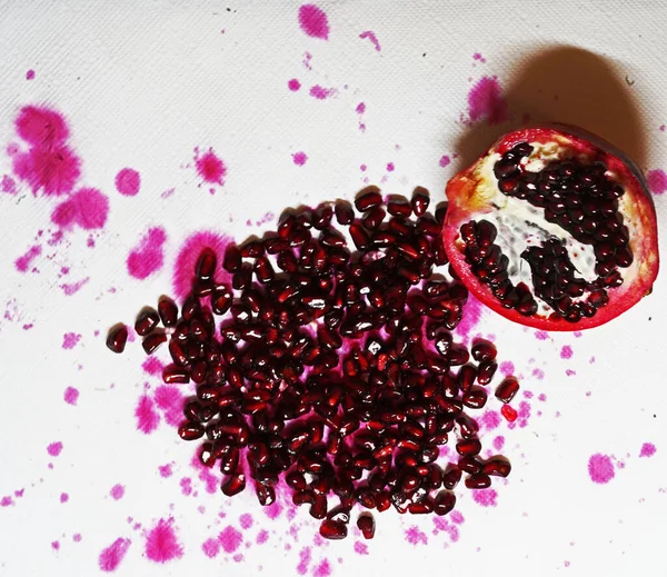 Opened Pomegranate Group Seeds Fruit Juice Drops White Kitchen Towel — Stock Photo, Image