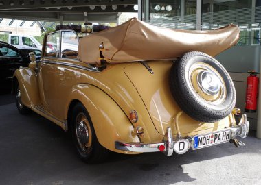 Itterbeck, Almanya - 1 Kasım 2022 Klasik bir Mercedes Benz 170 's Cabriolet sergi salonunda duruyor. Bu model 1949 ve 1952 yılları arasında inşa edilmiştir.