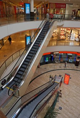 Leverkusen, Almanya 17 Ağustos 2020 - Leverkusen 'in en büyük alışveriş merkezi olan Rathaus-Galerie Leverkusen' in yürüyen merdivenleriyle ana salon. 