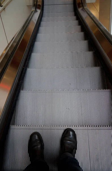 Feet Man Escalator Goes Nobody Else Photo Made Large Shopping — Stock Photo, Image