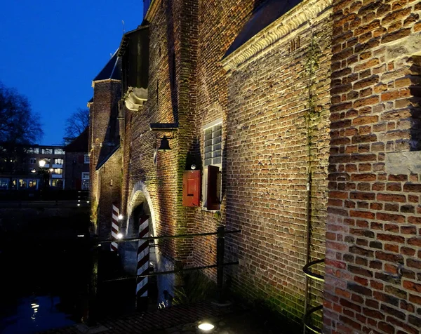 Vista Lateral Koppelpoort Iluminado Este Portão Medieval Cidade Holandesa Amersfoort — Fotografia de Stock