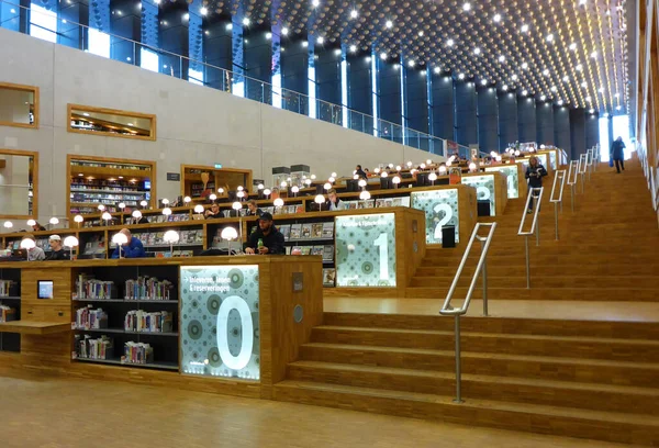 荷兰美孚 2017年1月5日爱姆兰图书馆主大厅的漂亮建筑为阅读或进行研究提供了一个鼓舞人心的场所 — 图库照片