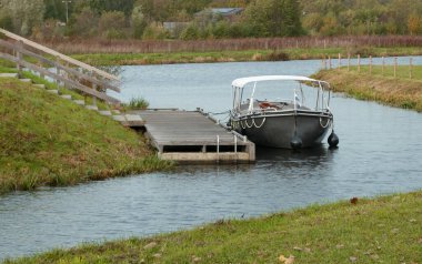 Hollanda, Vecht nehrindeki bir rıhtıma yanaştı. Konum: Vechtpark, Hardenberg, Hollanda