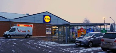 Uelsen, Almanya - 16 Aralık 2022 LIDL süpermarketi soğuk bir kış sabahı. Lidl, Avrupa 'da faaliyet gösteren bir Alman küresel indirimli süpermarket zinciri..