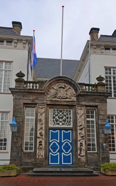 Hollanda 'da Hanseatic bir kasaba olan Zutphen' deki eski belediye binasının ön kapısı. Bu zengin heykellere sahip kumtaşı kapısı 1716 'da inşa edildi..