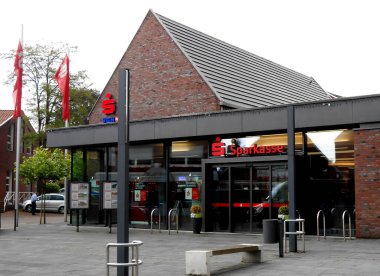 Uelsen, Almanya 14 Haziran 2016 Sparkasse adında bir Alman bankasının inşaatı. Bu bankalar belediye destekli kamu kredi kurumlarıdır. Bu bir tasarruf bankası..