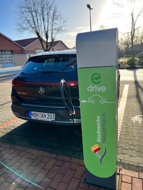 Neuenhaus, Almanya Jan 08 2023 Tüm elektrikli Mercedes EQA 250 kamu şarj istasyonuna yükleniyor. Bu, Alman şehri Neuenhaus 'un belediye iş şirketine yakın..