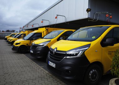 Neuenhaus, Almanya - 26 Mart 2023 Alman posta şirketi Deutsche Post 'un elektrik kamyonlarının şarj istasyonu DHL ile birleştirildi. 
